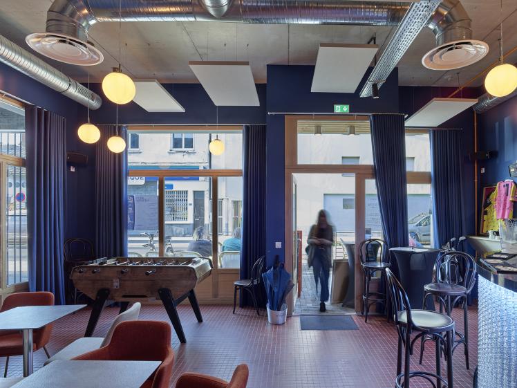 Café ouvert sur la rue