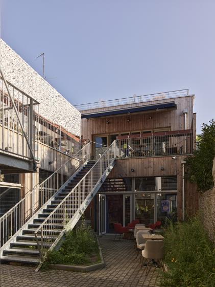 Cour et restaurant en cœur d'îlot