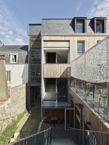 Cour, porche et escalier principal depuis la terrasse