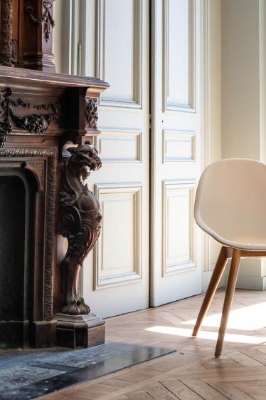 Boiserie Boiserie d’époque, préservée comme une œuvre.