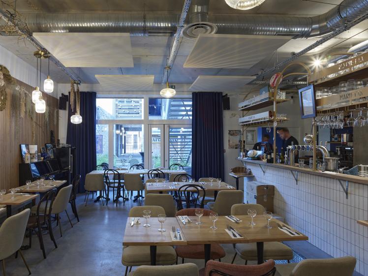 Restaurant : comptoir et entrée