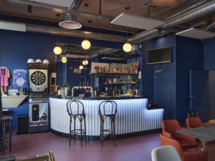 Café ouvert sur la rue