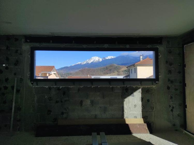 Ouverture sur la montagne, valorisation de la vue existante.