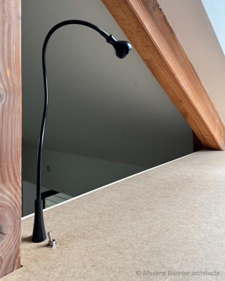 Aménagement de combles, luminaire Détail d'intégration de luminaire dans le plan de travail