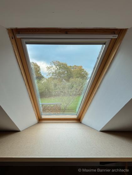 Aménagement de combles, bureau ajustement du bureau pour profiter de l'espace créer sous les velux