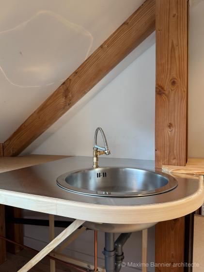 Aménagement de combles, bureau Point d'eau avec une protection en aluminium sur le plan de travail