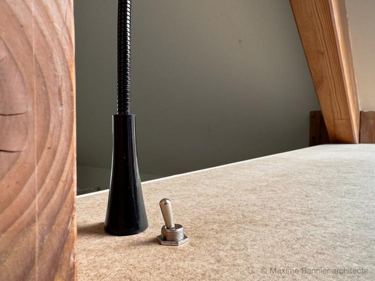 Aménagement de combles, détail Détail d'intégration de luminaire dans le plan de travail