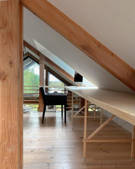 Aménagement de combles, bureau linéaire de bureau sous les combles