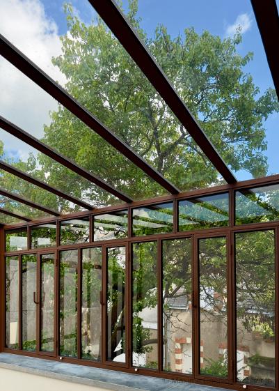 verrière la verrière permet de profiter de la lumière naturelle et offre une vue sur la végétation environnante.