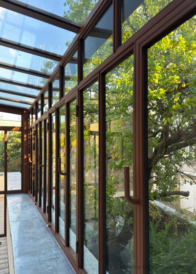 Façade sur cours alternance de partie fixe et ouvrante