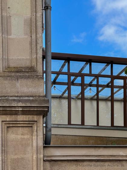 Verrière vue depuis la rue rénovation d'une dépendance en verrière acier