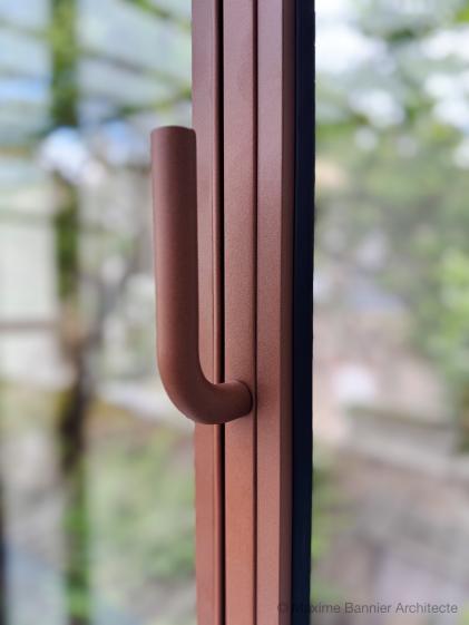 Détail poignée poignée des ouvrants vitrée en acier