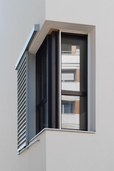 Détail de fenêtre d’angle en bois Détail de fenêtre d’angle en bois