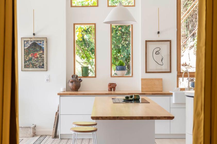 Cuisine Nouvelle cuisine fonctionnelle, conçue pour accueillir une famille de six.