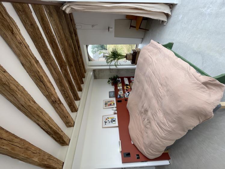 chambre avec tete de lit peinte dans une grange transformée en maison d'habitation