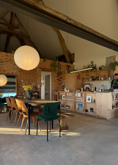 cuisine aménagée dans grange transformée en maison d'habitation