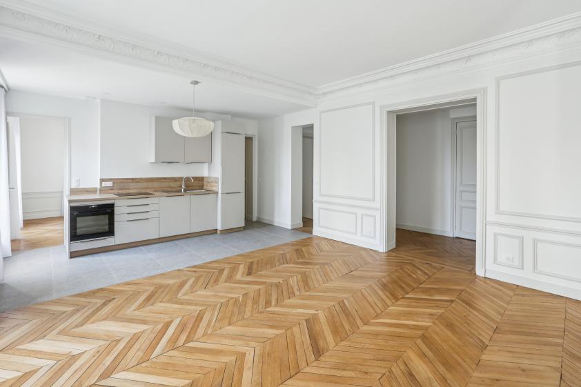 pièce à vivre avec moulures