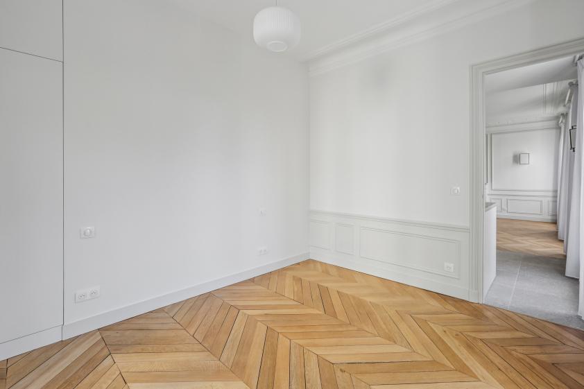 chambre avec moulure et placard intégré