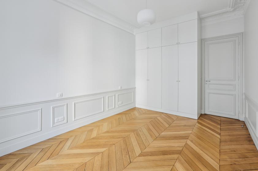 chambre avec moulure et parquet point de hongrie