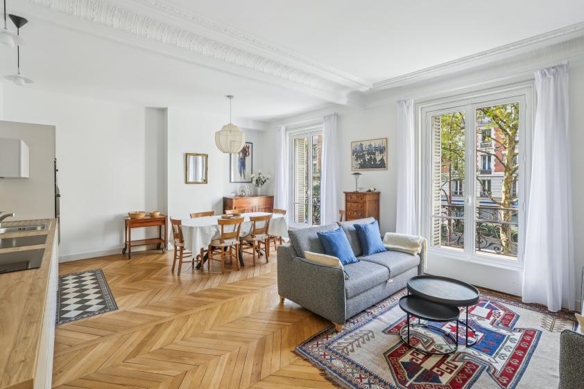 pièce à vivre avec cuisine et parquet point de hongrie