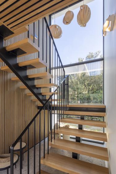 Vue d'un escalier en bois et métal