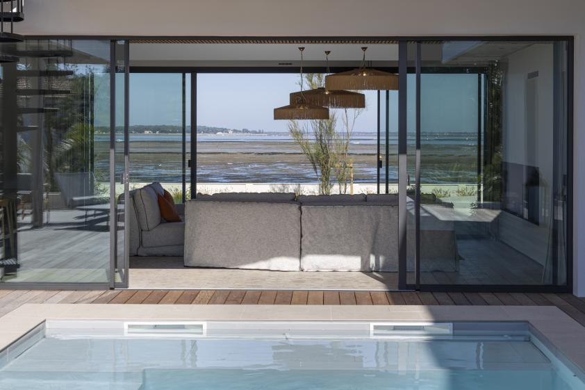 Vue depuis le patio vers la mer. Transparences. 