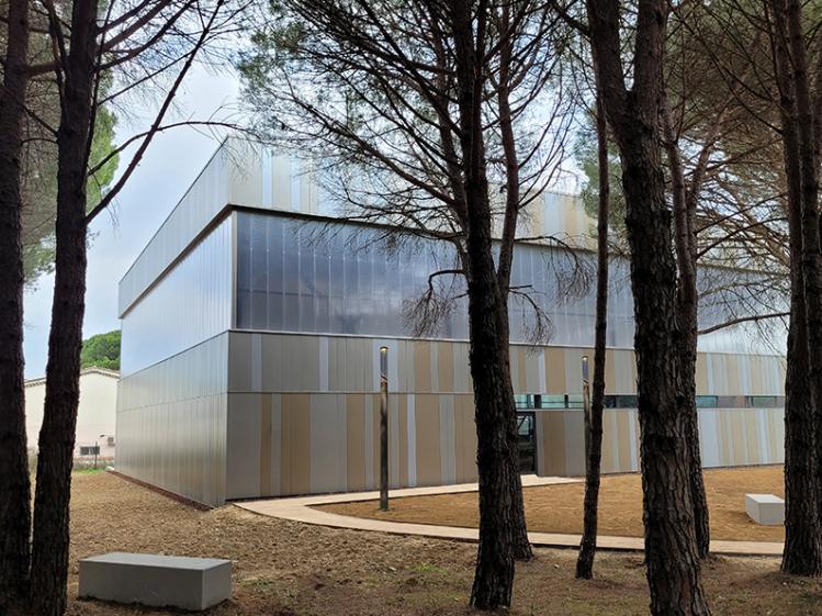 Un bâtiment dans la pinède