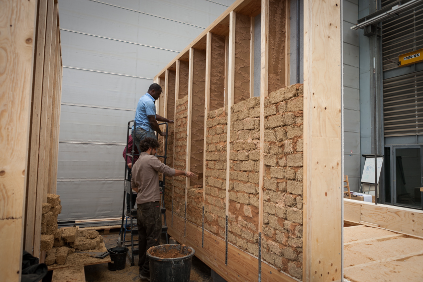 Pose de briques de terre allégée