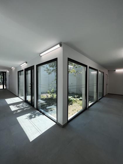 Un patio entre les vestiaires