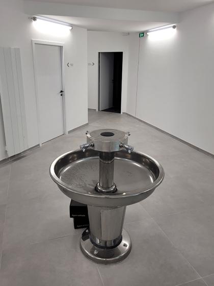 Zone centrale entre vestiaires : Acces à une fontaine à eau