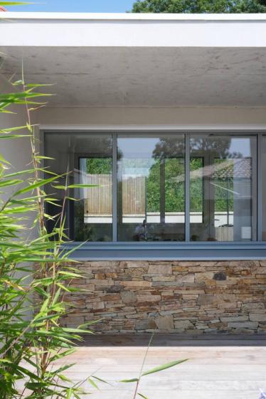 Vue extérieure de la cuisine - mur en pierre