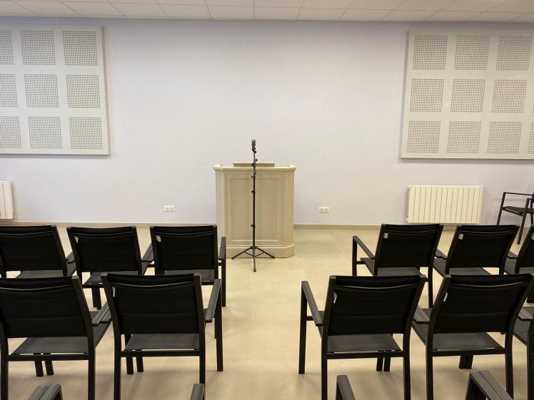 Vue intérieure sur l’ambon de la salle de Culte