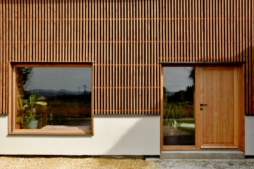Entrée du logement (ITE et bardage bois)