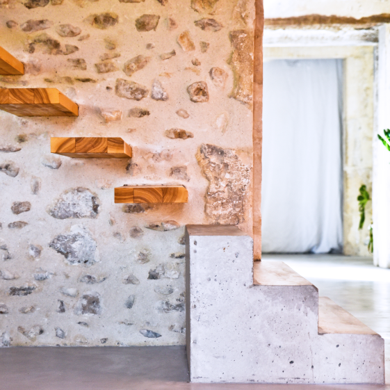 Zoom sur l'escalier bois et béton