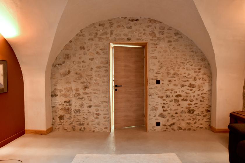 Ouverture dans mur pierre avec voute en plâtre