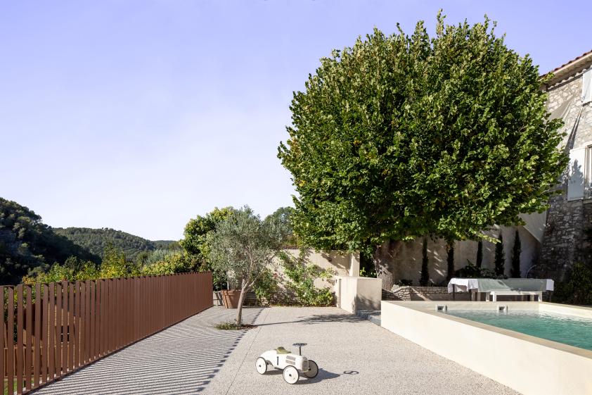 Aménagement extérieur : piscine, terrasse et cuisine d'été