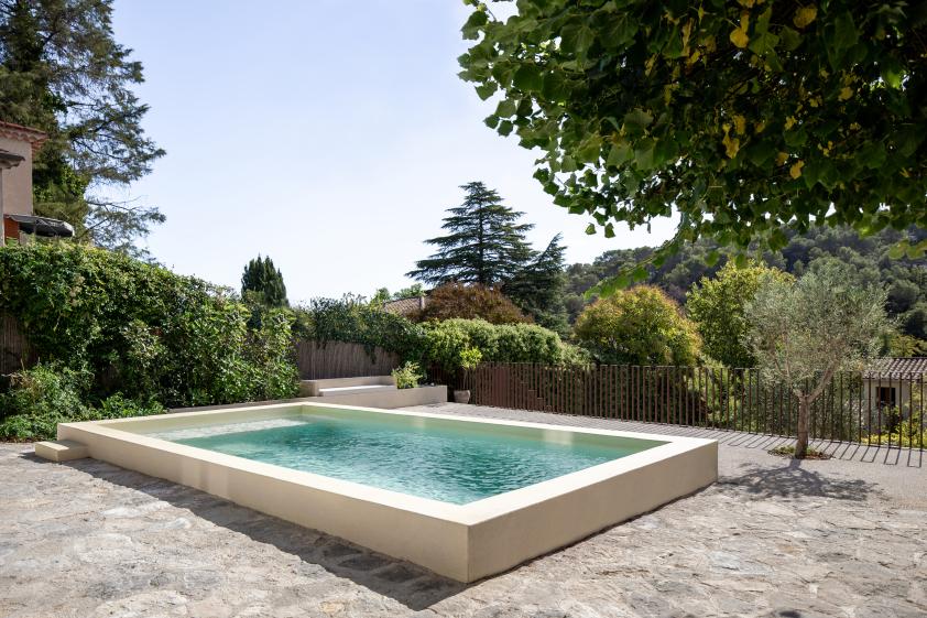 Aménagement extérieur : piscine, terrasse et cuisine d'été