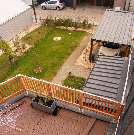 Vue depuis la terrasse tout en haut vers le jardinet Vue depuis la terrasse tout en haut vers le jardinet