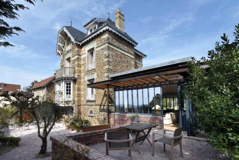 Vue de la maison originelle en meulière et de l'extension en brique