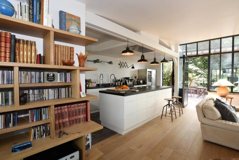 Vue du bar de la cuisine depuis le séjour