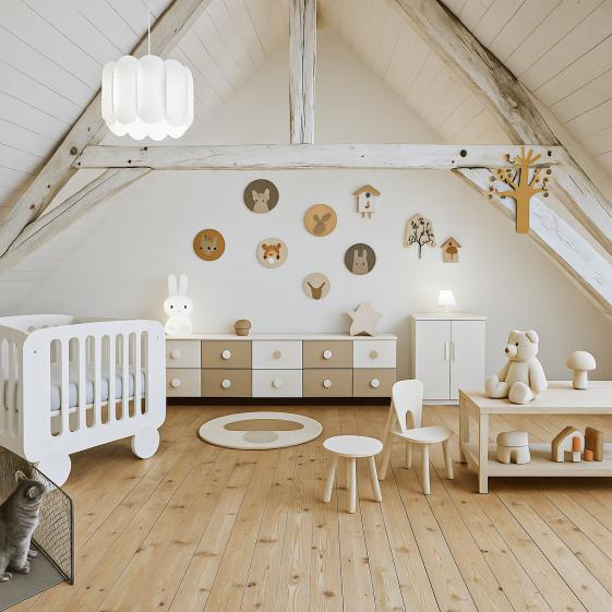 Aménagement d’une chambre sous toiture valorisant la charpente existante, avec un mobilier intégré et des teintes douces favorisant lumière, confort et appropriation des espaces par l’enfant.