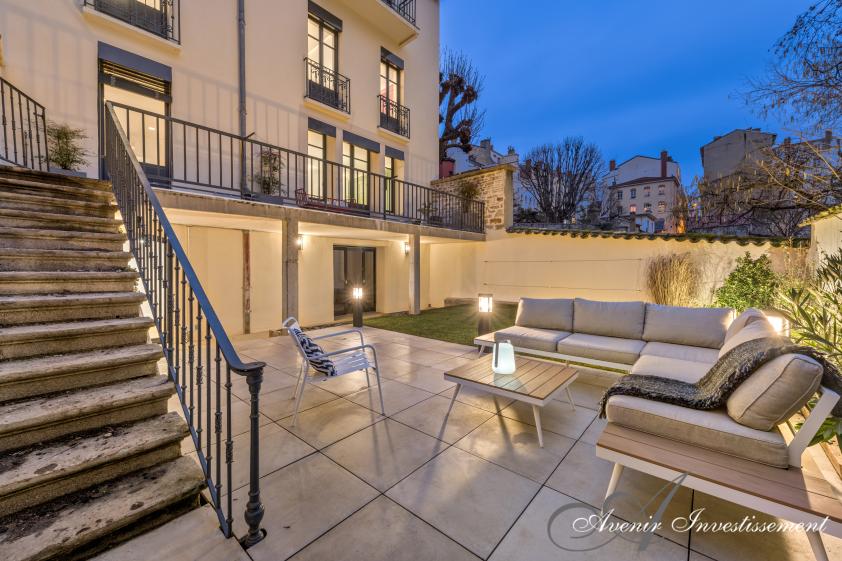 Création d'un espace paysager extérieur et nouvelles baies vitrées vers le souplex