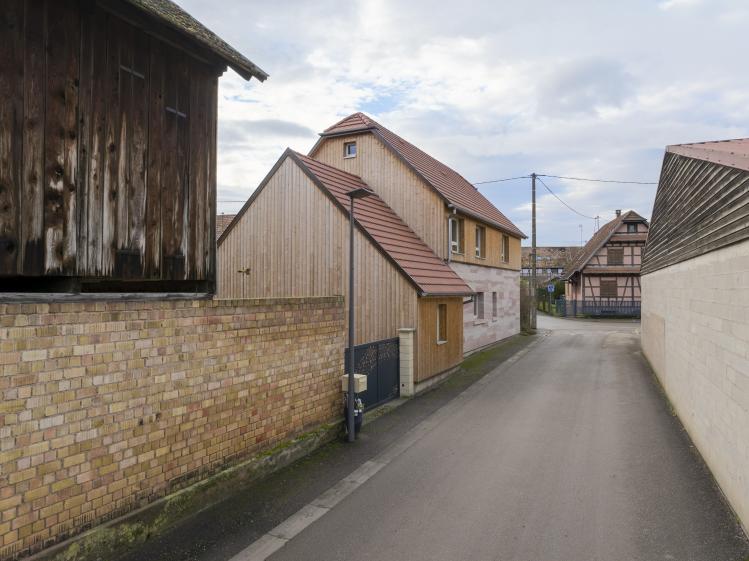 Les façades nord et ouest dialoguent simplement avec les bâtiments voisins