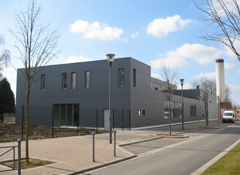 Miroiterie, atelier d’aluminium, showroom et bureaux - Vue depuis le quai de Gand