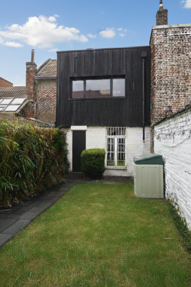 Extension par surélévation au dessus d'un garage en ossature bois - Bardage bois brûlé - Menuiseries Alu dont Châssis accordéon  - Toit terrasse accessible par un châssis de toit et escalier échelle bois