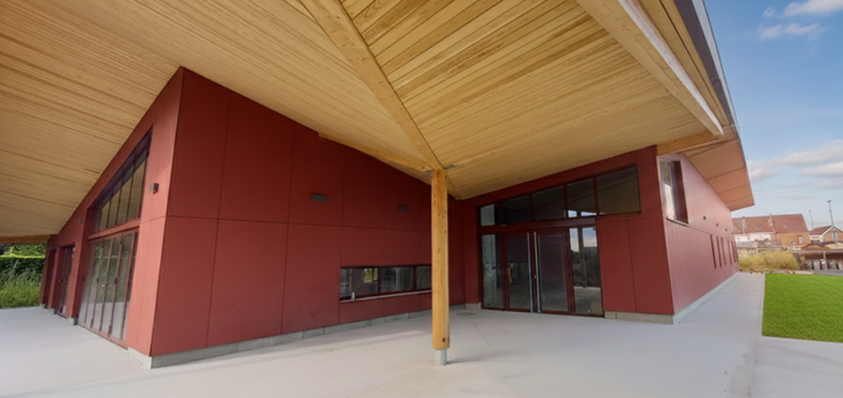 Restaurant scolaire - Structure et Murs ossature bois - Couverture zinc - Bardage Equitone - Installation panneaux photovoltaïques - Menuiseries Alu - Infiltration eaux pluviales sur noue - Compostage des déchets alimentaires