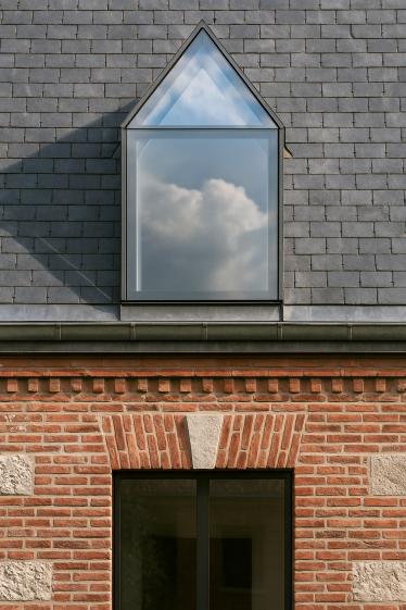 Création d’une lucarne vitrée sur mesure, inscrite dans la pente de toiture, apportant de la lumière naturelle.