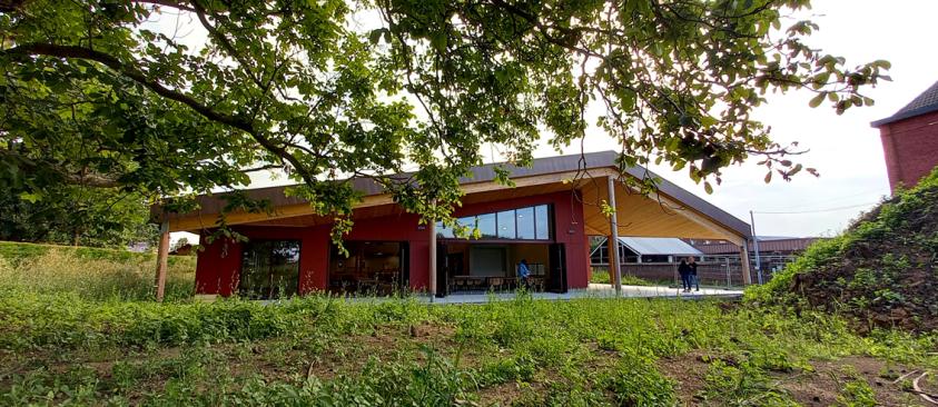 Restaurant scolaire  -  Structure et Murs ossature bois - Couverture zinc - Bardage Equitone - Installation panneaux photovoltaïques - Menuiseries Alu - Infiltration eaux pluviales sur noue - Compostage des déchets alimentaires