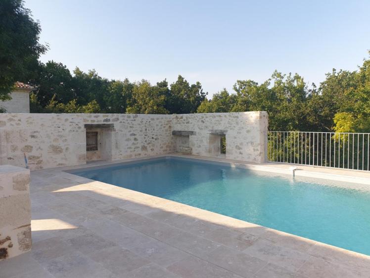 Piscine dans la ruine