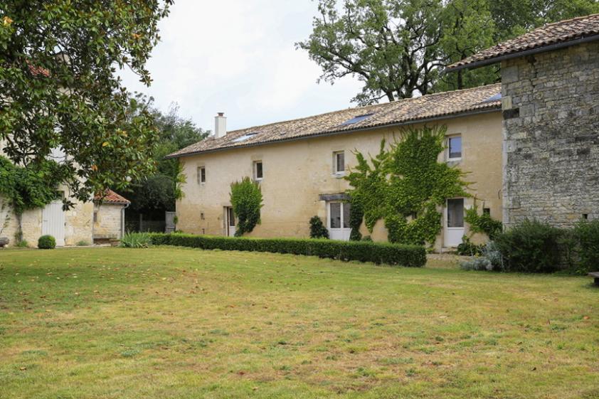 Les communs du domaine de Villeblanche - vue extérieure.